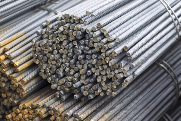 prety pręty zbrojeniowe żebrowane Reinforcing bars with a periodic profile in the packs are stored in the metal products warehouse,